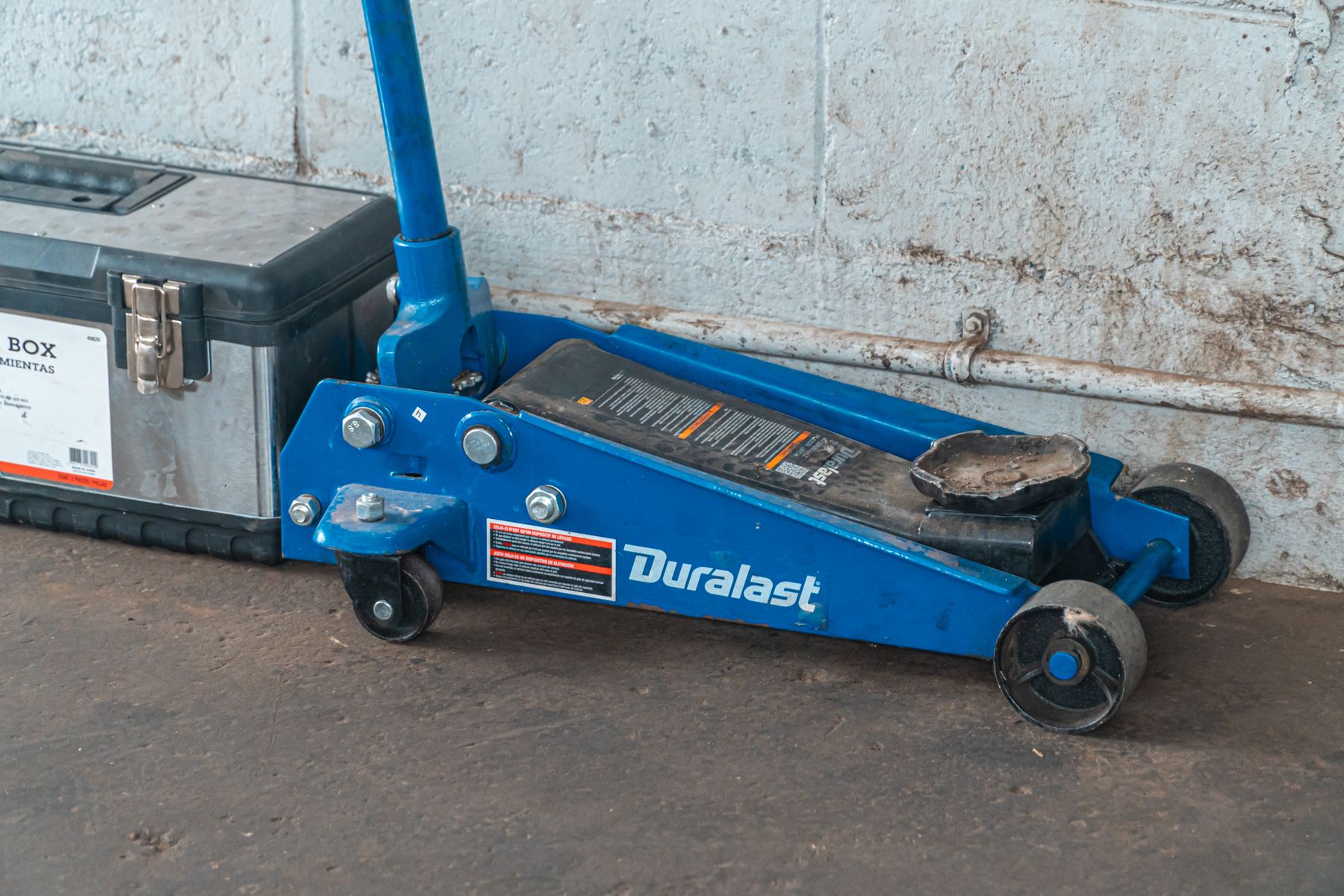 Podnośnik hydrauliczny i narzędzia warsztatowe